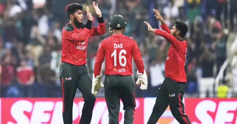 মাঠে বাংলাদেশ ক্রিকেট দলের একাংশ